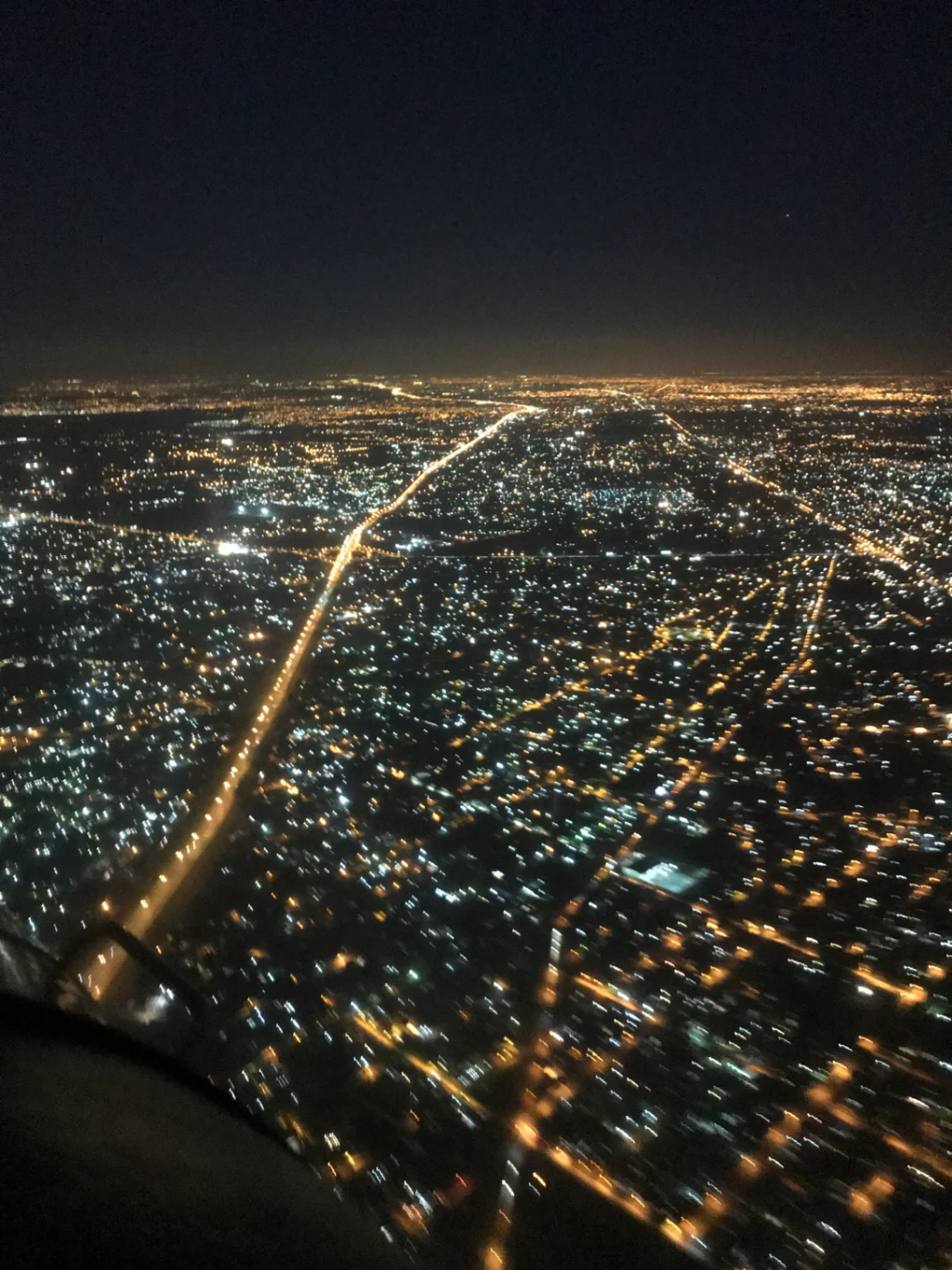 Pasajeros junto al avión antes de volar